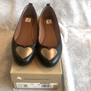 Cute and comfortable flats great condition.